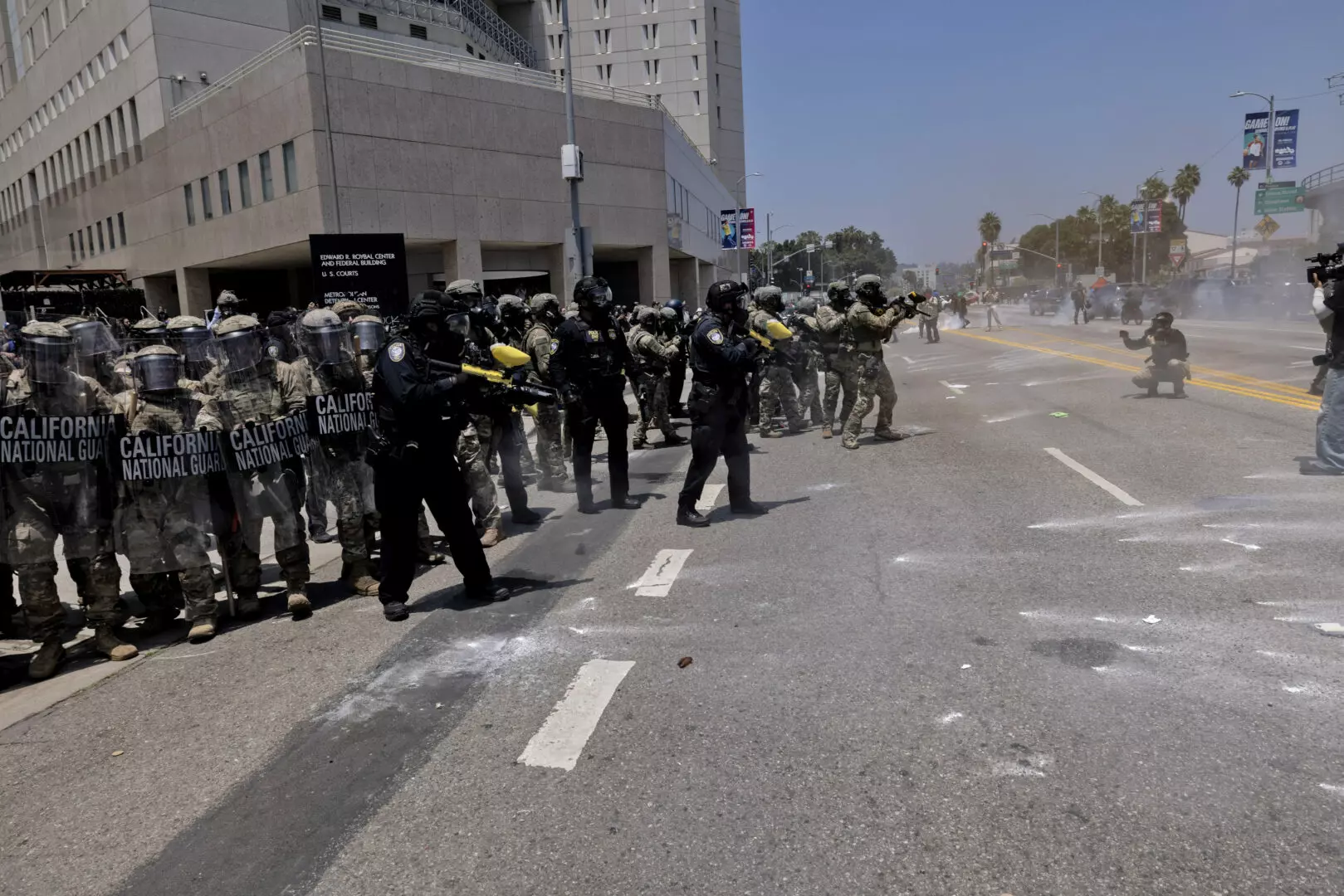 Continuano le proteste a Los Angeles, Trump “Arrestate le persone con il volto coperto”
