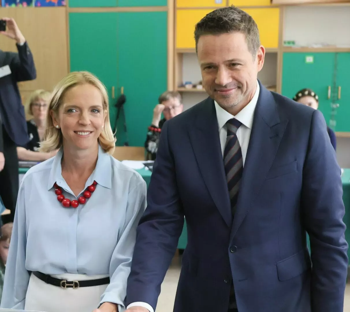 Elezioni presidenziali in Polonia, secondo gli exit poll in lieve vantaggio il sindaco di Varsavia Trzaskowski