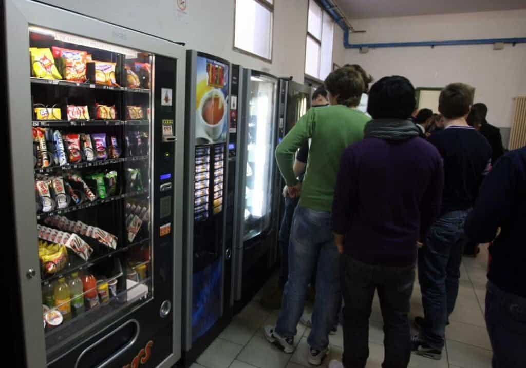 Scuola: Coldiretti/Ixé, 40% alunni fa merenda a distributori automatici