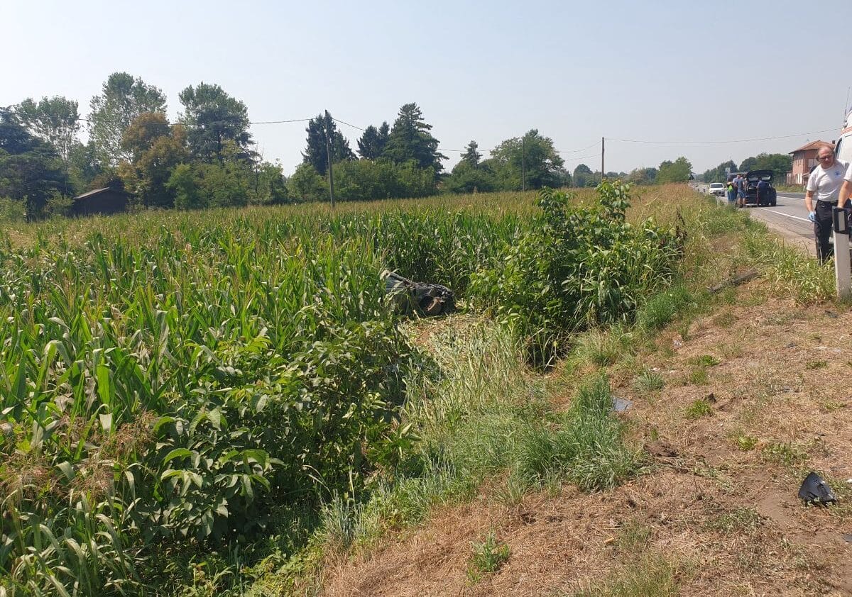 Magenta: incidente sulla SS11, auto finisce nel campo di granoturco (VIDEO)