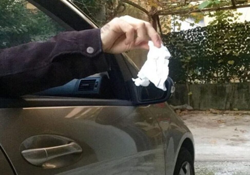 Tolleranza zero per chi getta rifiuti dal finestrino: fino a 18mila euro di multa