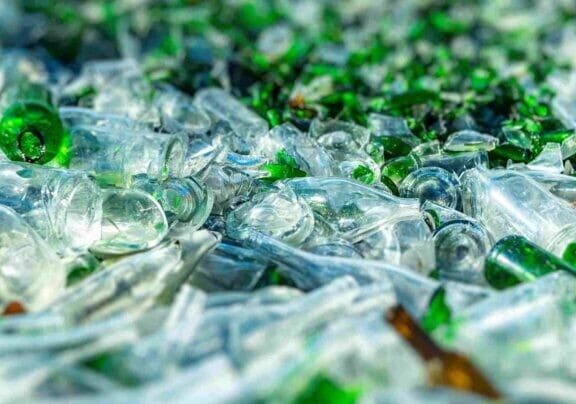 AEMME Linea Ambiente lancia l’allarme vetro inquinato. Cambiano le regole di raccolta