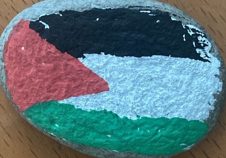 Un sasso dipinto per Gaza, lo raccogliamo e lo mettiamo sulla nostra scrivania