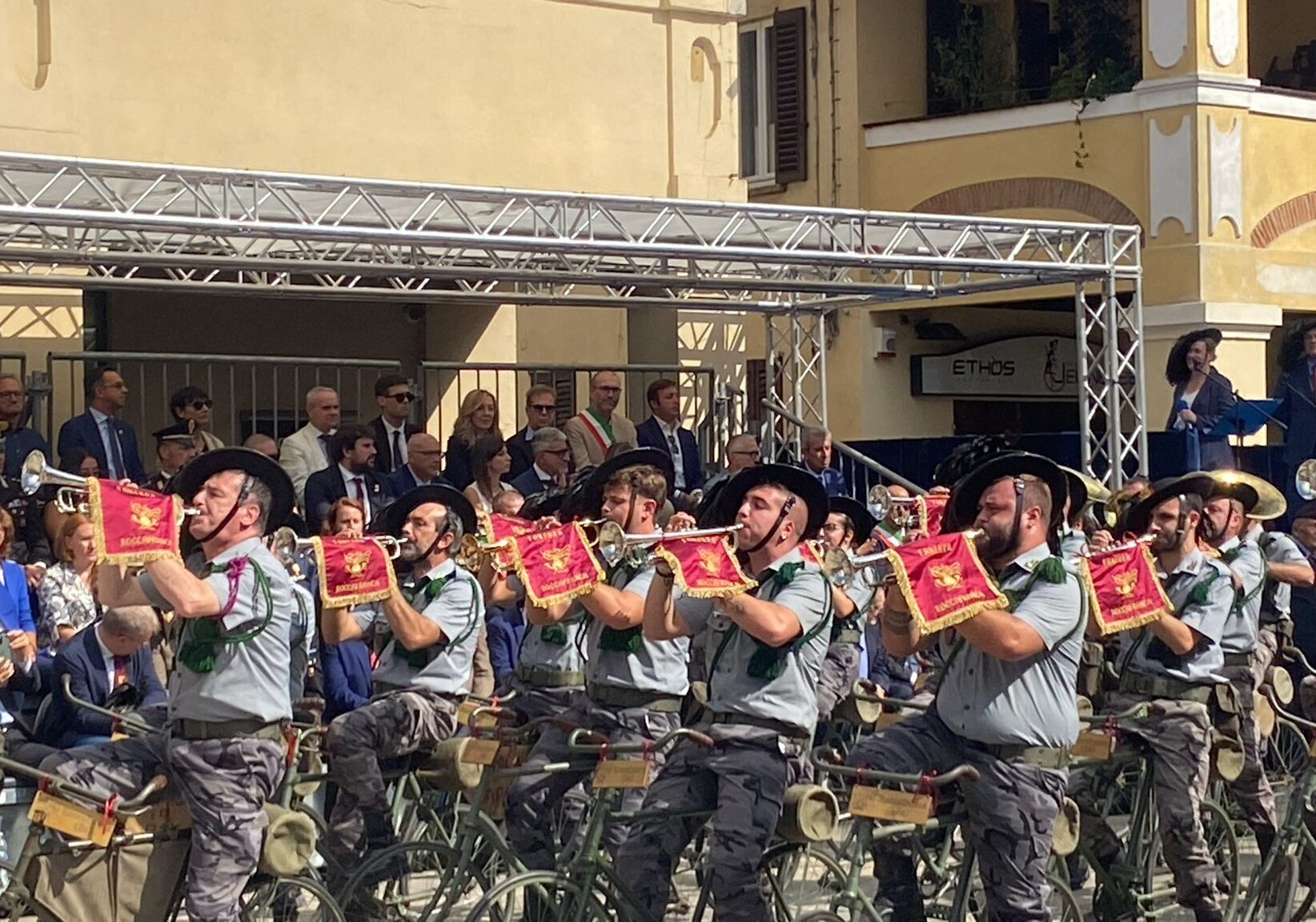 Magenta: grandissima festa di popolo per il raduno regionale dei Bersaglieri