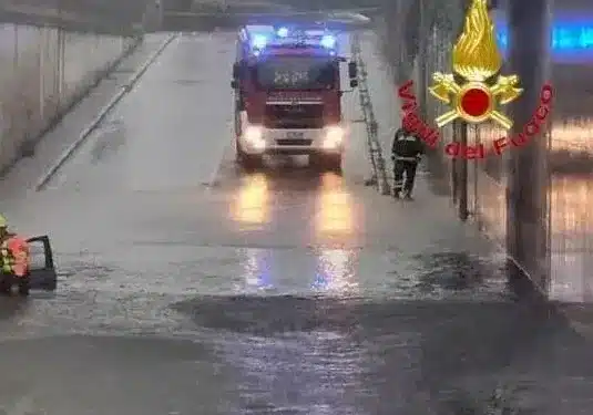 Maltempo, forti piogge su Milano e Lombardia: chiusa strada nel Comasco