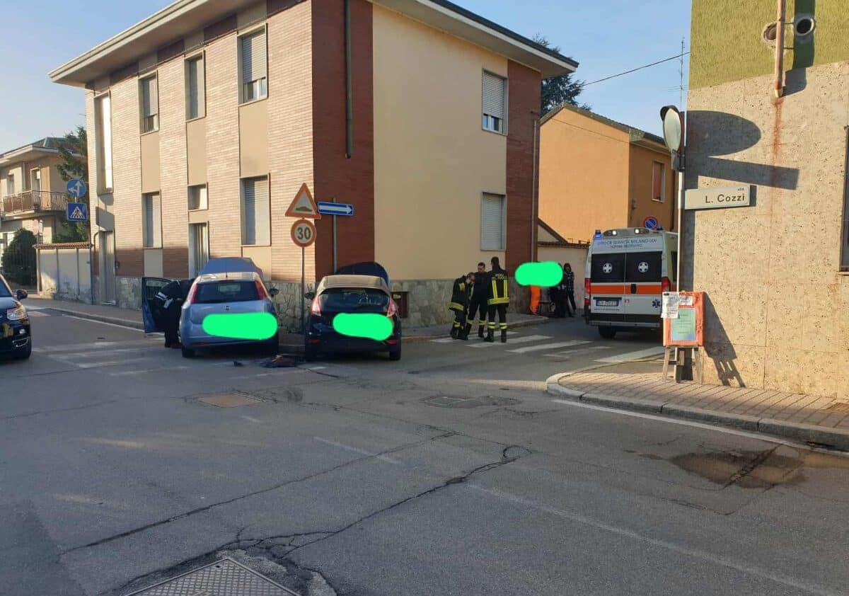 Magenta: scontro tra due auto, ambulanza e vigili del fuoco in via Cozzi