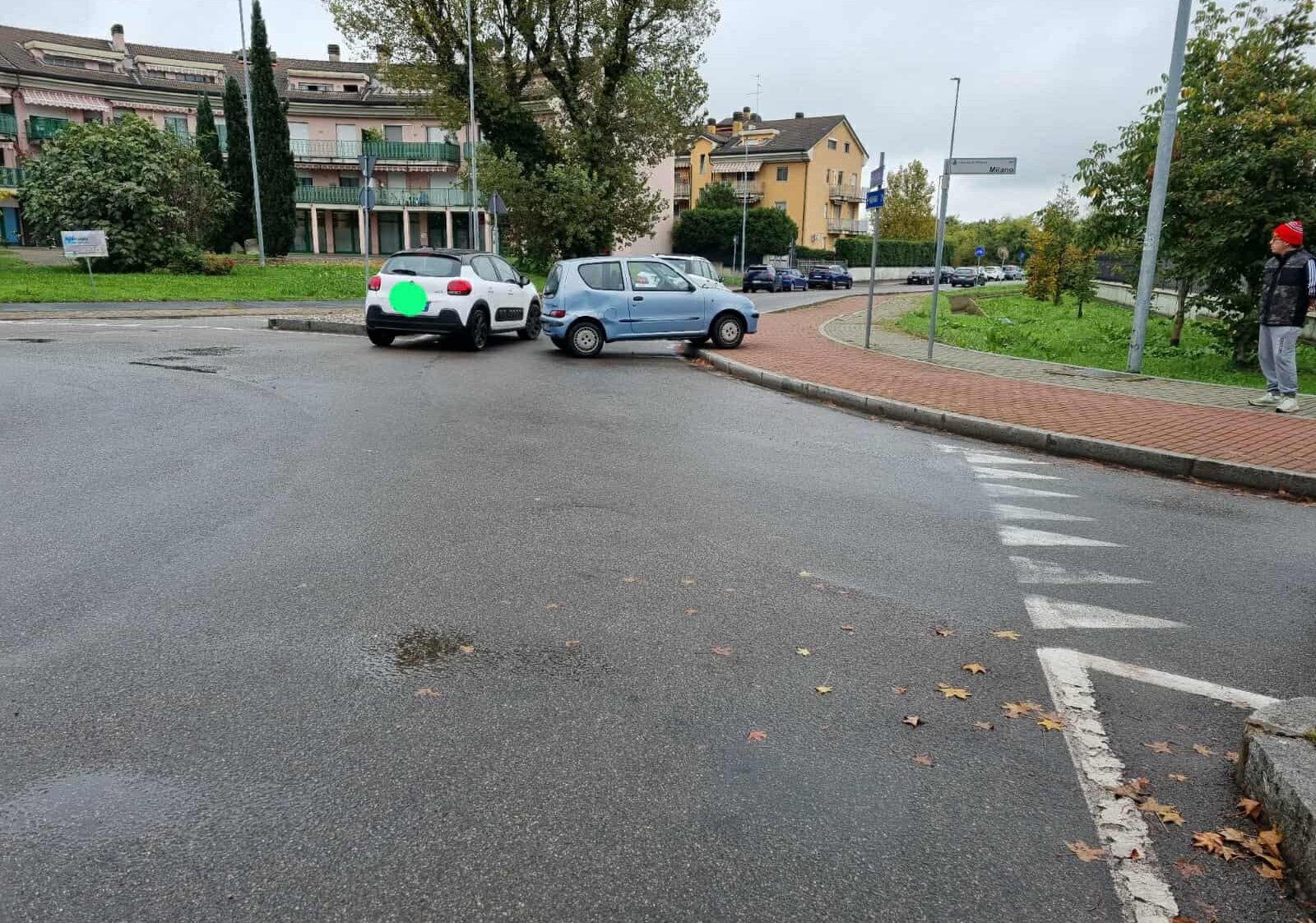 Vittuone: incidente alla rotonda del ‘Palo’: nessun ferito