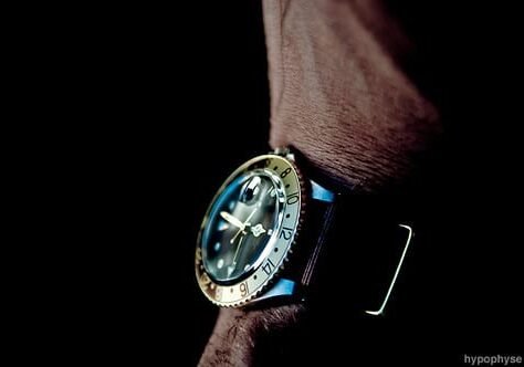 Rubavano orologi di lusso con tecnica dello specchietto, due arresti a Milano