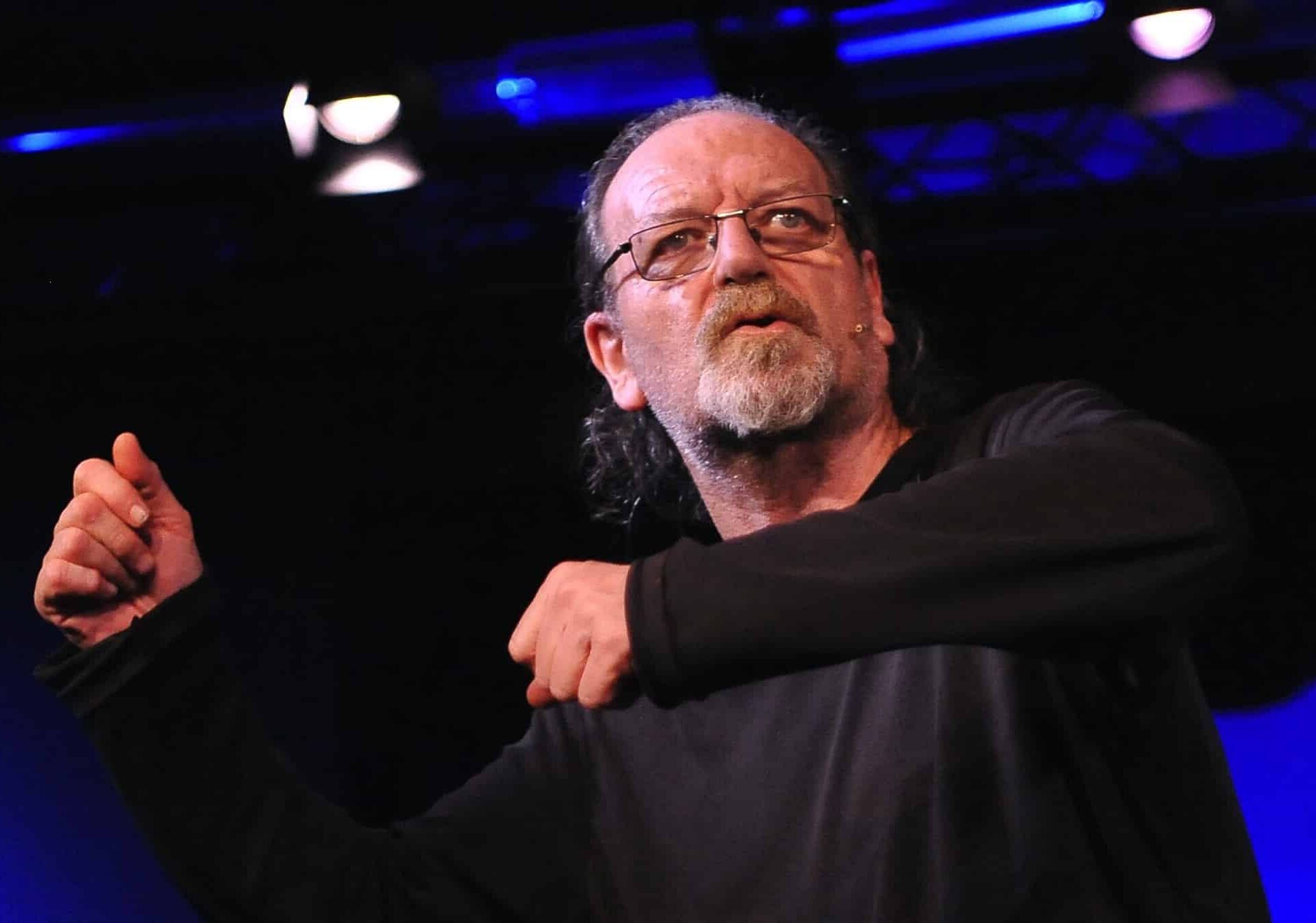 “Varie ed eventuali” , un Flavio Oreglio davvero ‘iconico’ al Teatro della Cooperativa