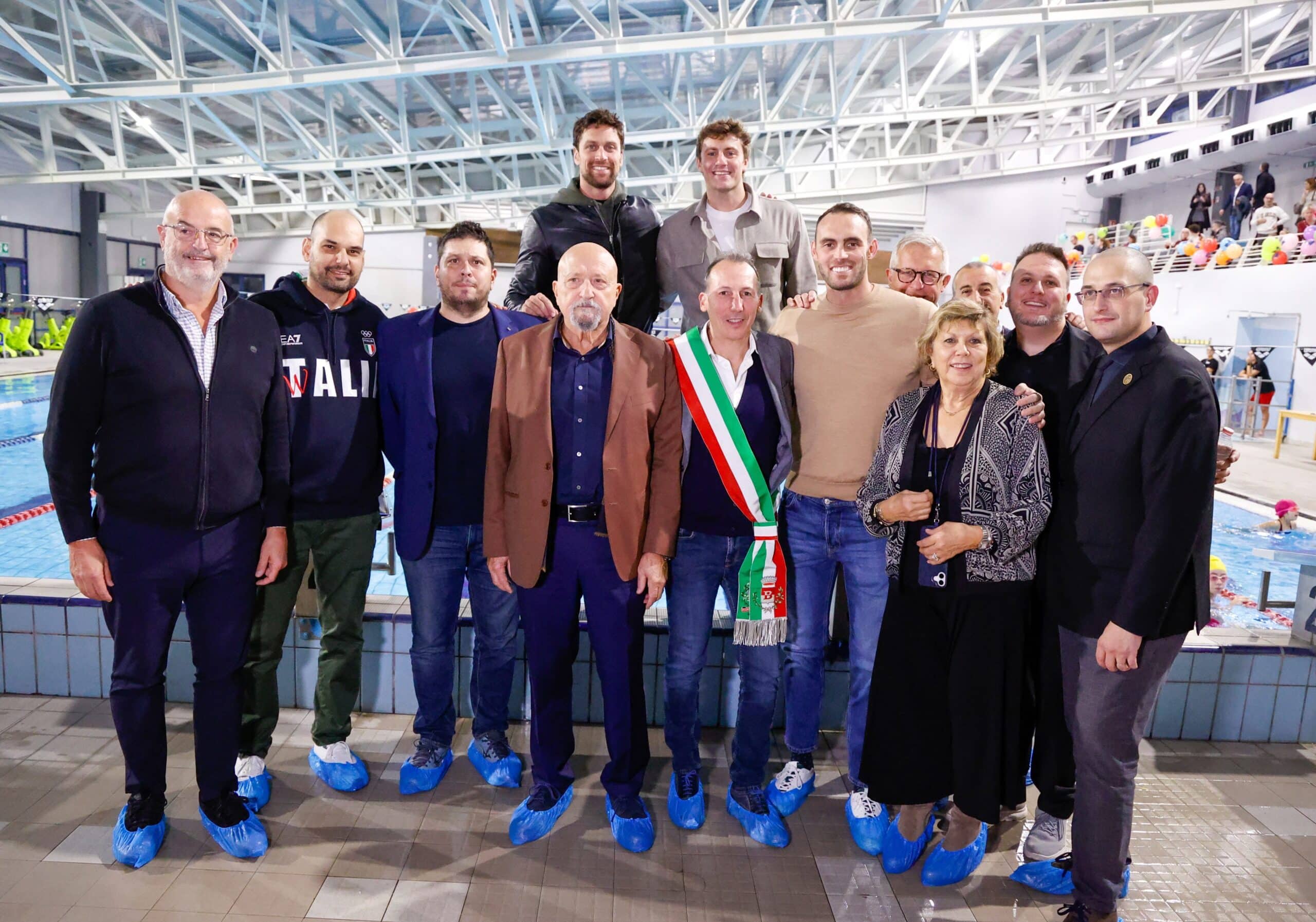Busto Garolfo, riapre a tempo record la piscina comunale: festa coi campioni Nicolò Martinenghi, Matteo Rivolta e Luca Dotto