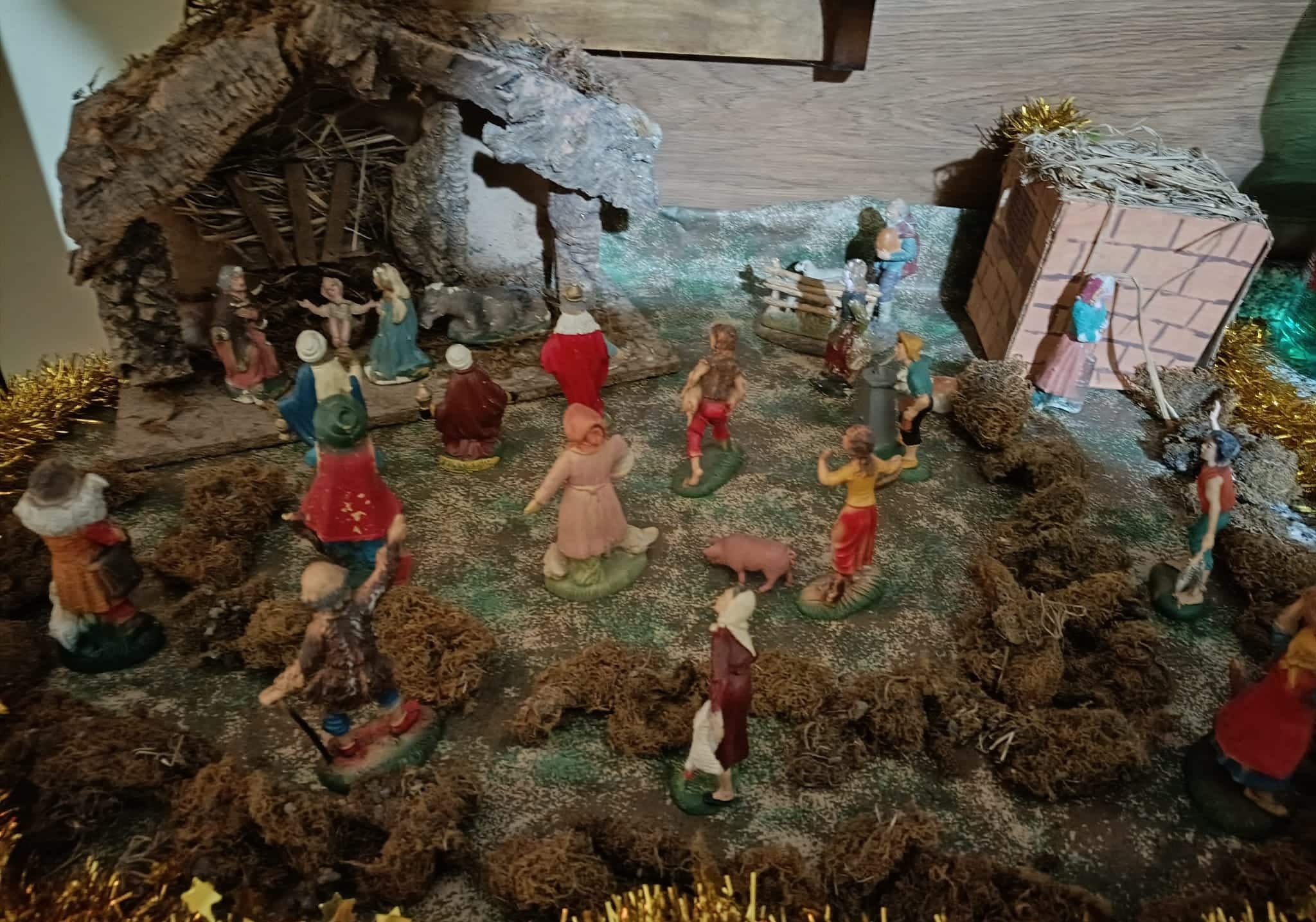 Presepe e Albero: una riflessione sulla Natività e la società odierna