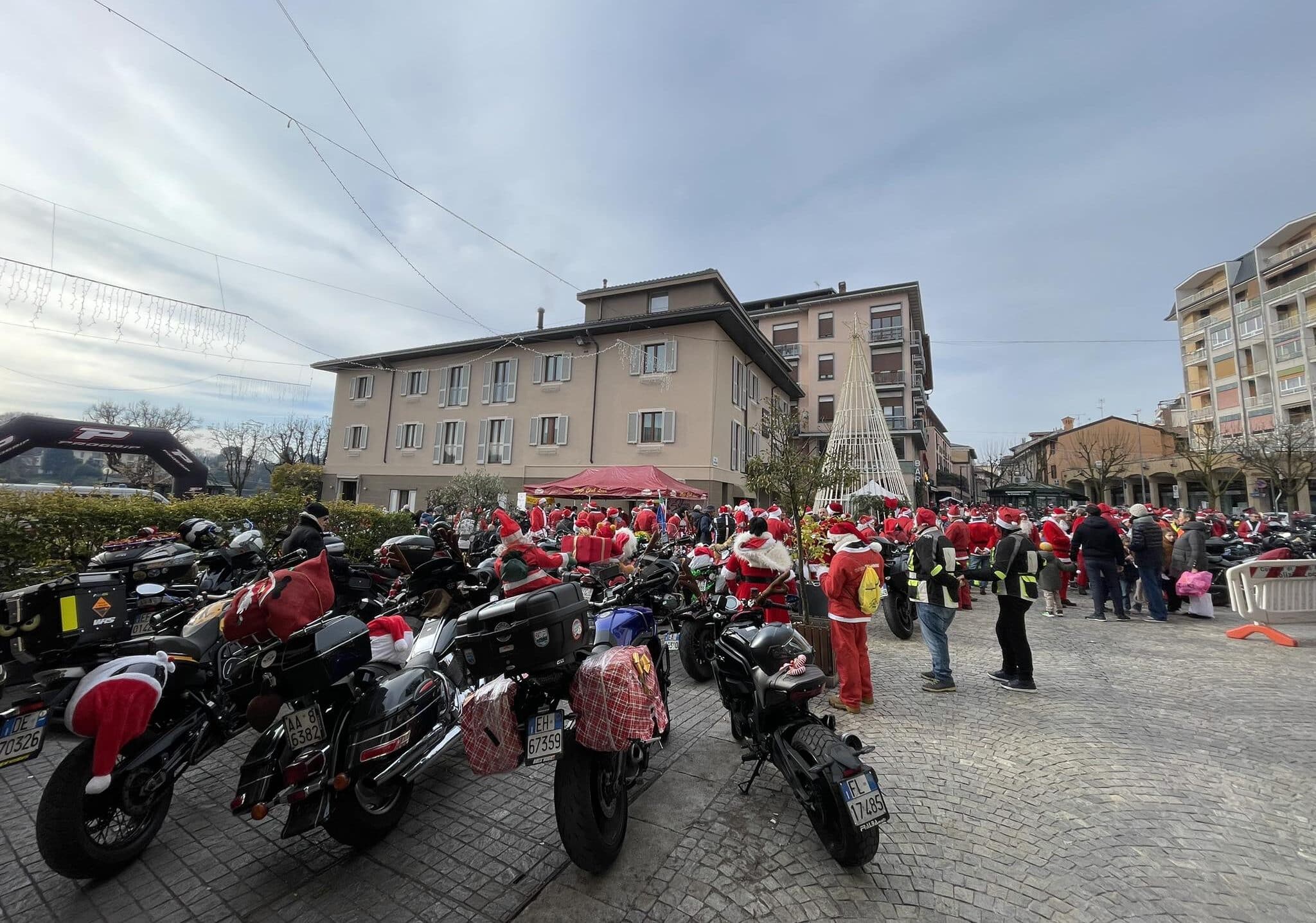 Successo per le “Due Ruote per Natale” a Sesto Calende con i Bikers