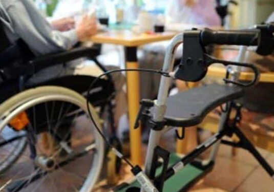 Pavia: personale non specializzato in 7 case per anziani, una denuncia