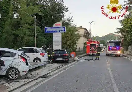 Si ribalta con l’auto e centra un contatore del metano: fuga di gas nel Pavese