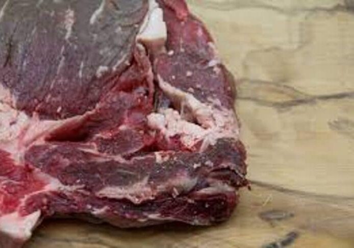 Milano: carne avariata in vendita tra blatte e topi, chiuso minimarket
