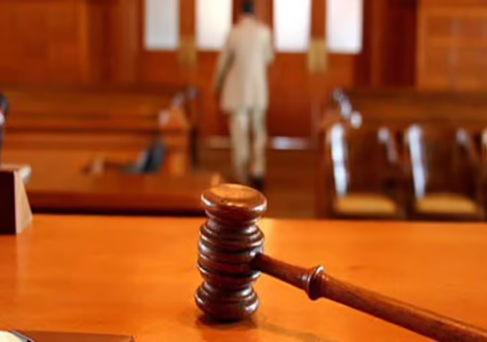 Maltrattamenti a minore, sindaco del Varesotto a processo