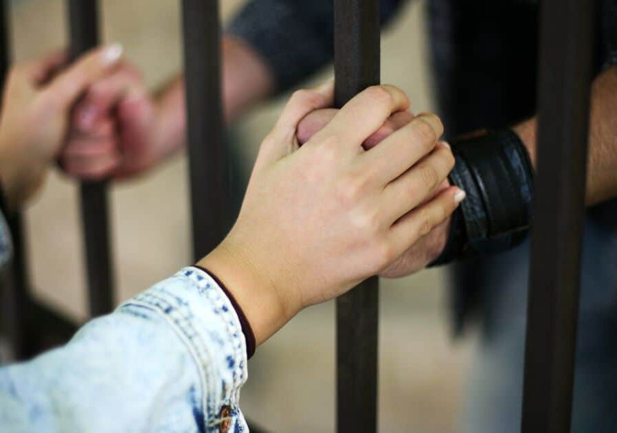 Vercelli, sequestro e rapina a un giovane: due arresti