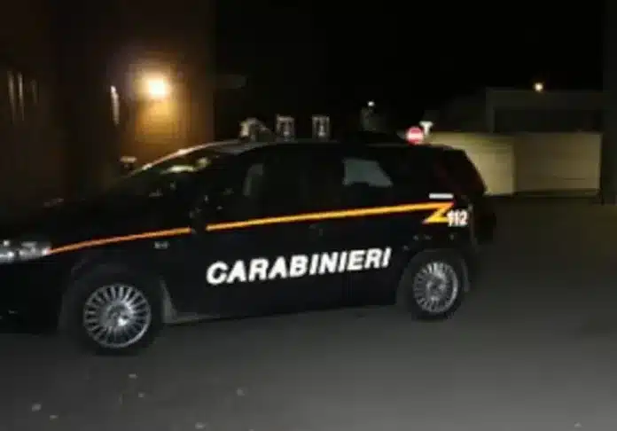 Abbiategrasso, blitz dei Carabinieri in una casa: trovati contanti, stupefacenti e una mannaia