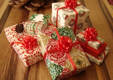 Consumi: Natale 2025, spesa per i regali in calo a 8,7 miliardi. Aumentano viaggi e addobbi
