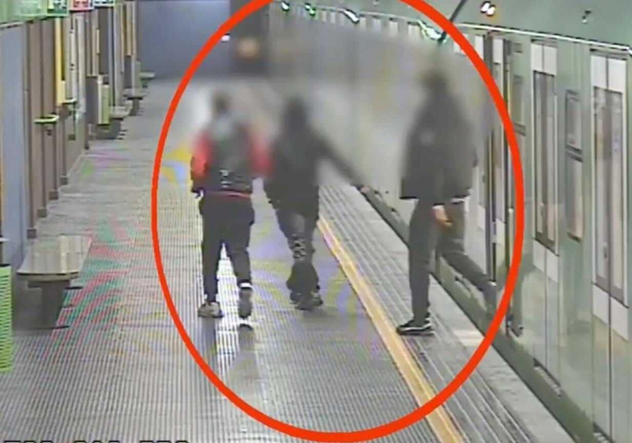 Milano: strappavano collane d’oro ai passeggeri della metropolitana, arrestata banda di giovani ladri