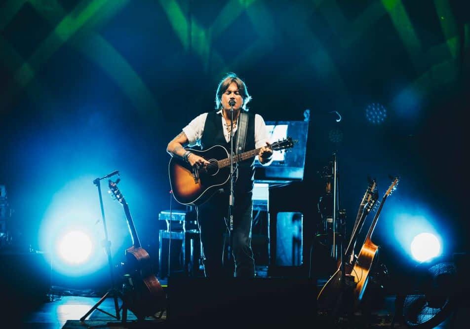 Il 22 aprile, all’E Work Arena di Busto Arsizio,  DE ANDRÉ CANTA DE ANDRÉ 2026