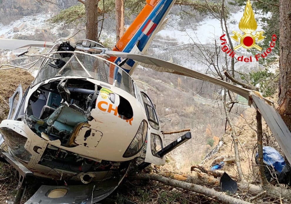 Tragedia in Valtellina: cade elicottero, un morto e tre feriti