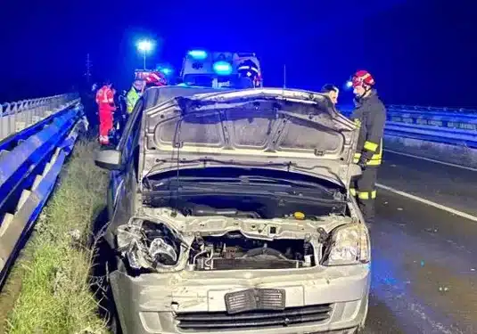 Pieve del Cairo: contro il guardrail con l’auto sottratta al compagno della madre, denunciato 17enne