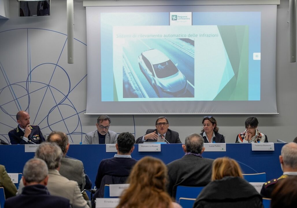 Sicurezza stradale, La Russa: in Lombardia distrazione prima causa di incidenti