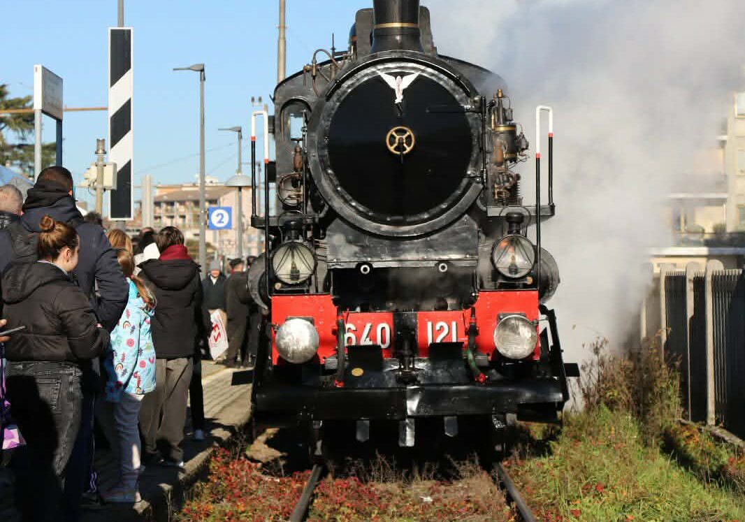 Milano saluta Porta Genova con un evento storico: la locomotiva a vapore passa da Abbiategrasso