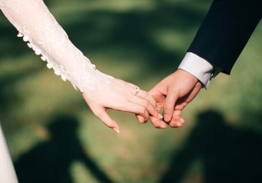 Saronno: si sposa con falso atto creato dall’intelligenza artificiale, denunciata