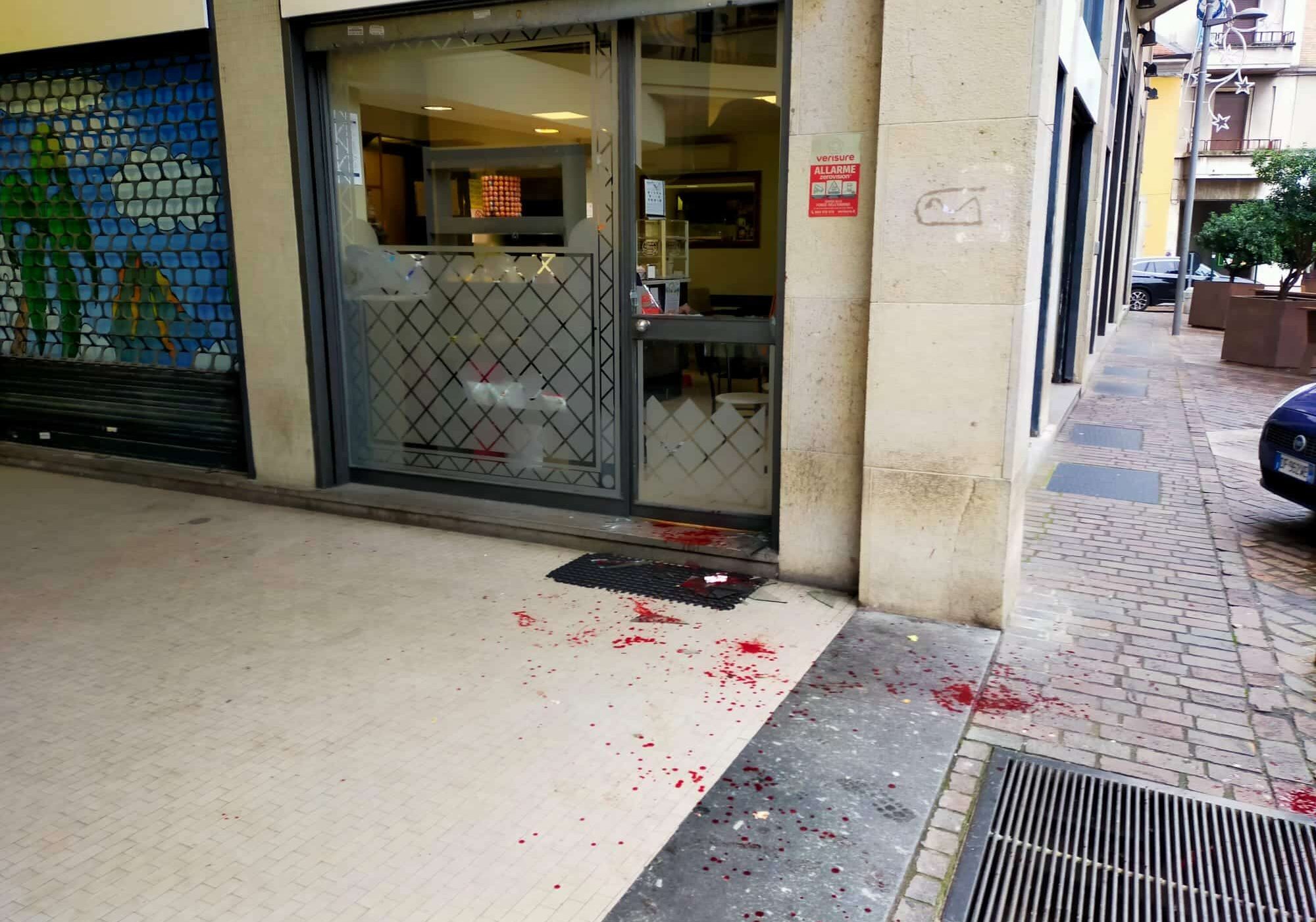 Magenta: lite degenera in piazza Formenti, bottigliata in testa e vetrata del bar Vulcano in frantumi
