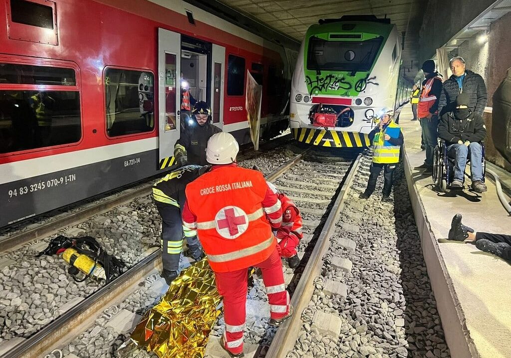 Scontro tra treni con deragliamento e incendio simulato su scala reale lungo il Sempione