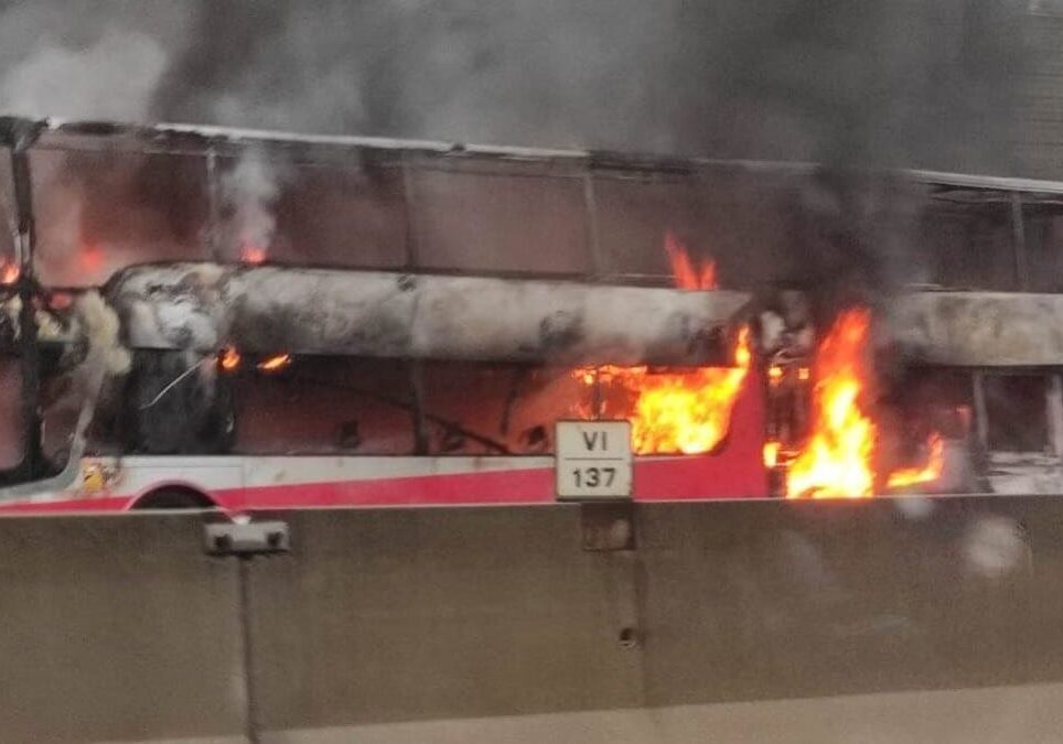 Pullman in fiamme a Milano Est, nessun ferito