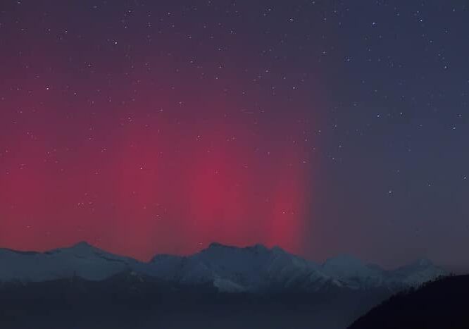 Aurora boreale sul Verbano, il cielo è uno spettacolo