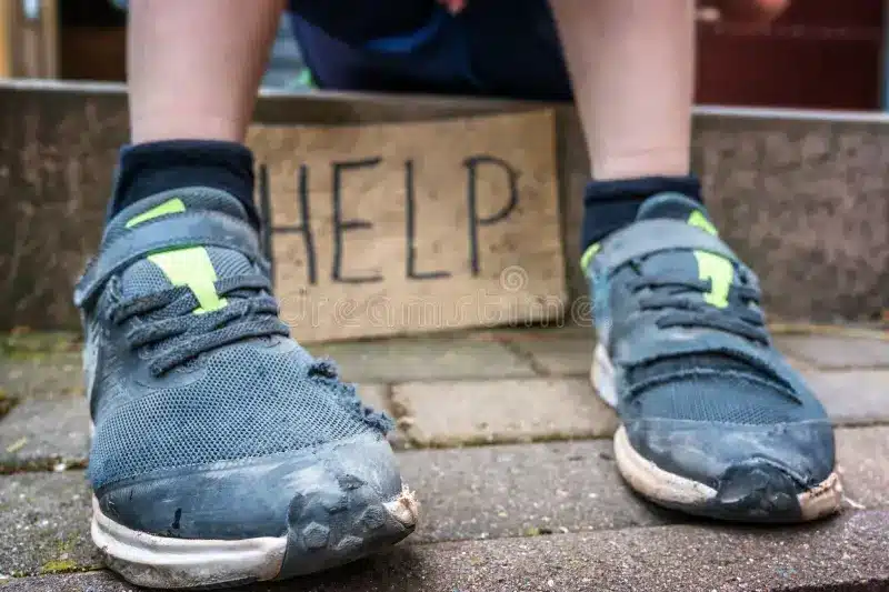 Faccia da anno nuovo, ma scarpe vecchie. Anzi rotte