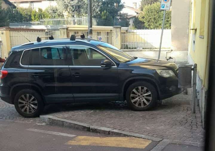 Magenta: parcheggio selvaggio in via Pusterla, i residenti chiedono più controlli