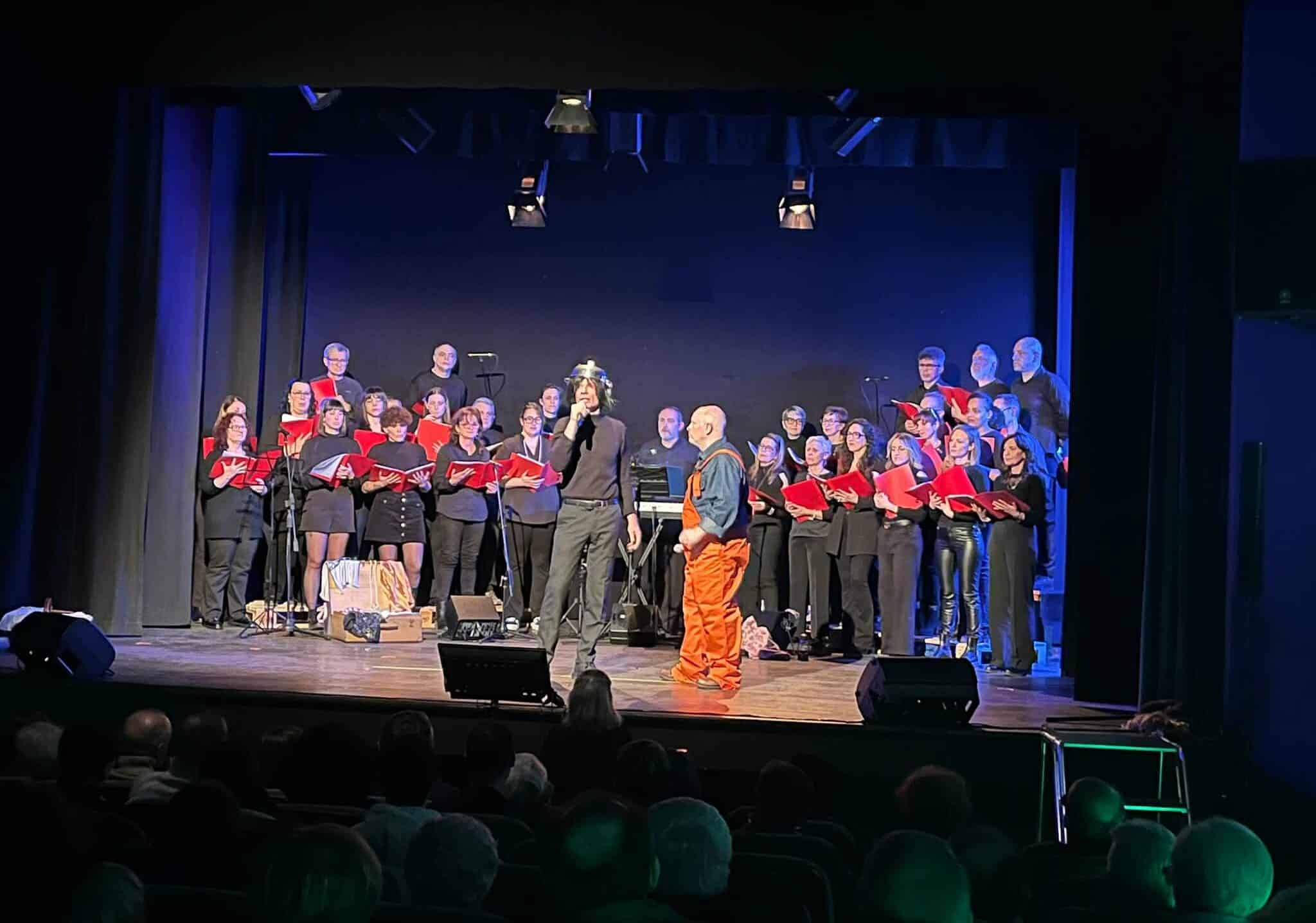 Robecco sul Naviglio: ‘Ritorno al palco’ incanta la platea dell’Agorà, un viaggio tra teatro, musica e memoria