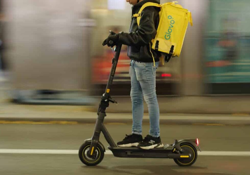 I rider in piazza ‘turni fino a 10 ore al giorno, 2-4 euro a consegna’