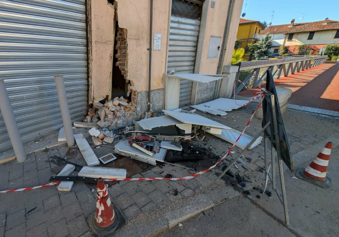 Magenta: automobilista sbanda e si schianta contro il muro del Cicli Battistella a Pontevecchio