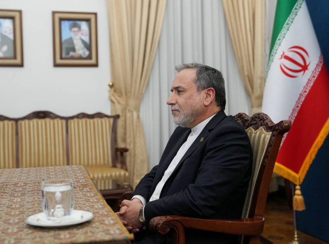 Araghchi “La responsabilità delle conseguenze della guerra ricade su Israele e Stati Uniti”. L’Iran sequestra due navi nello Stretto di Hormuz