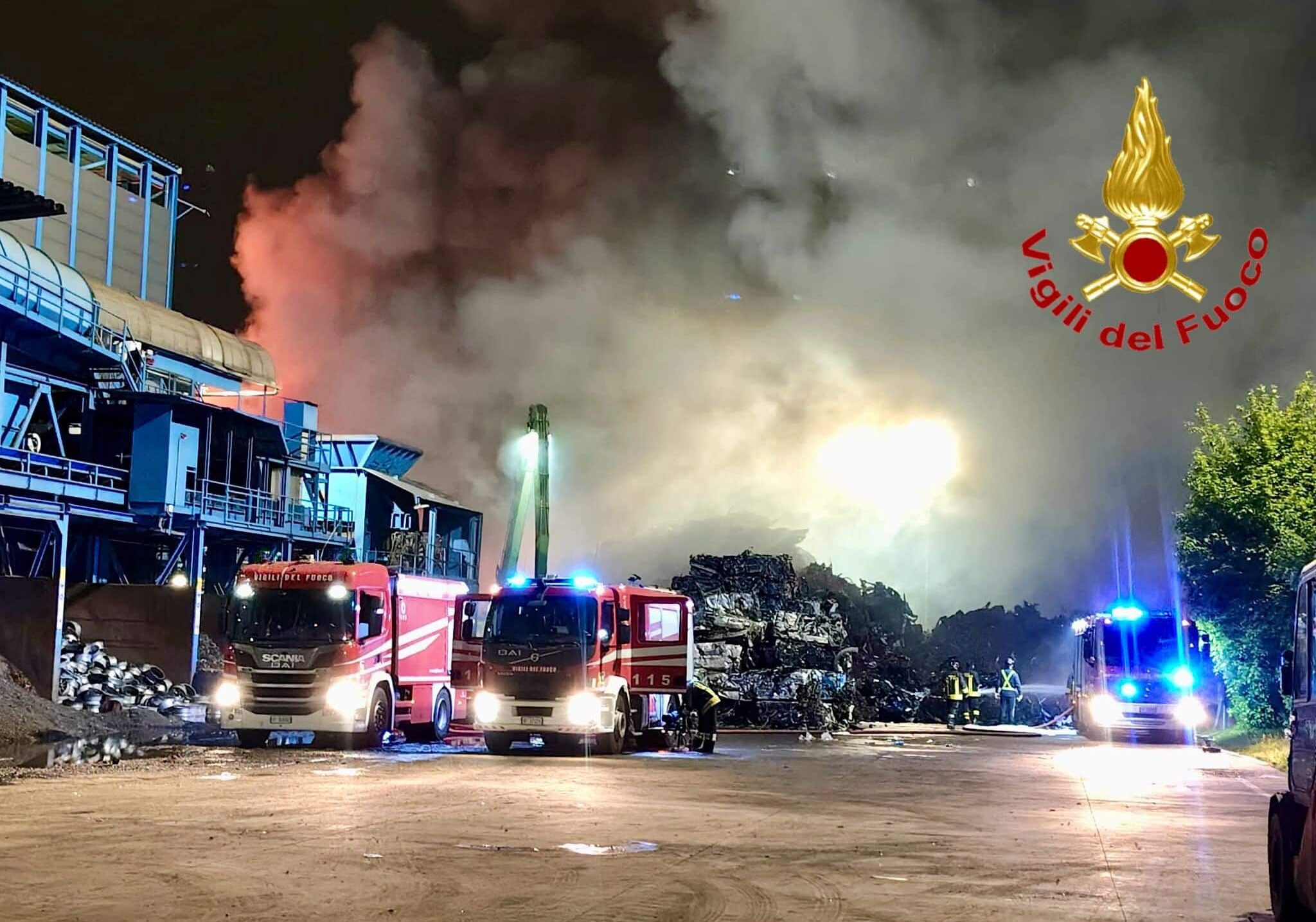 Bollate: vasto incendio all’azienda Riam di smaltimento rifiuti