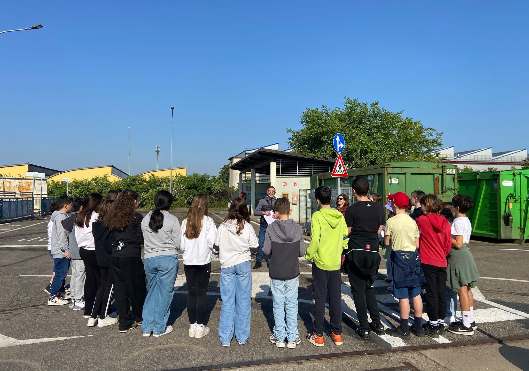 Giornata del Verde Pulito: studenti in visita alla piattaforma ecologica