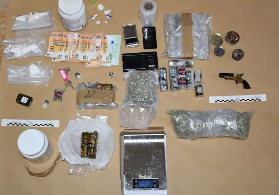 Nasconde in casa armi e droga, arrestato a Pavia dalla polizia