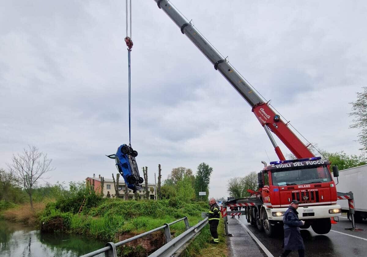 Si ribalta con l’auto in un canale tra Vigevano e Parona, muore 64enne