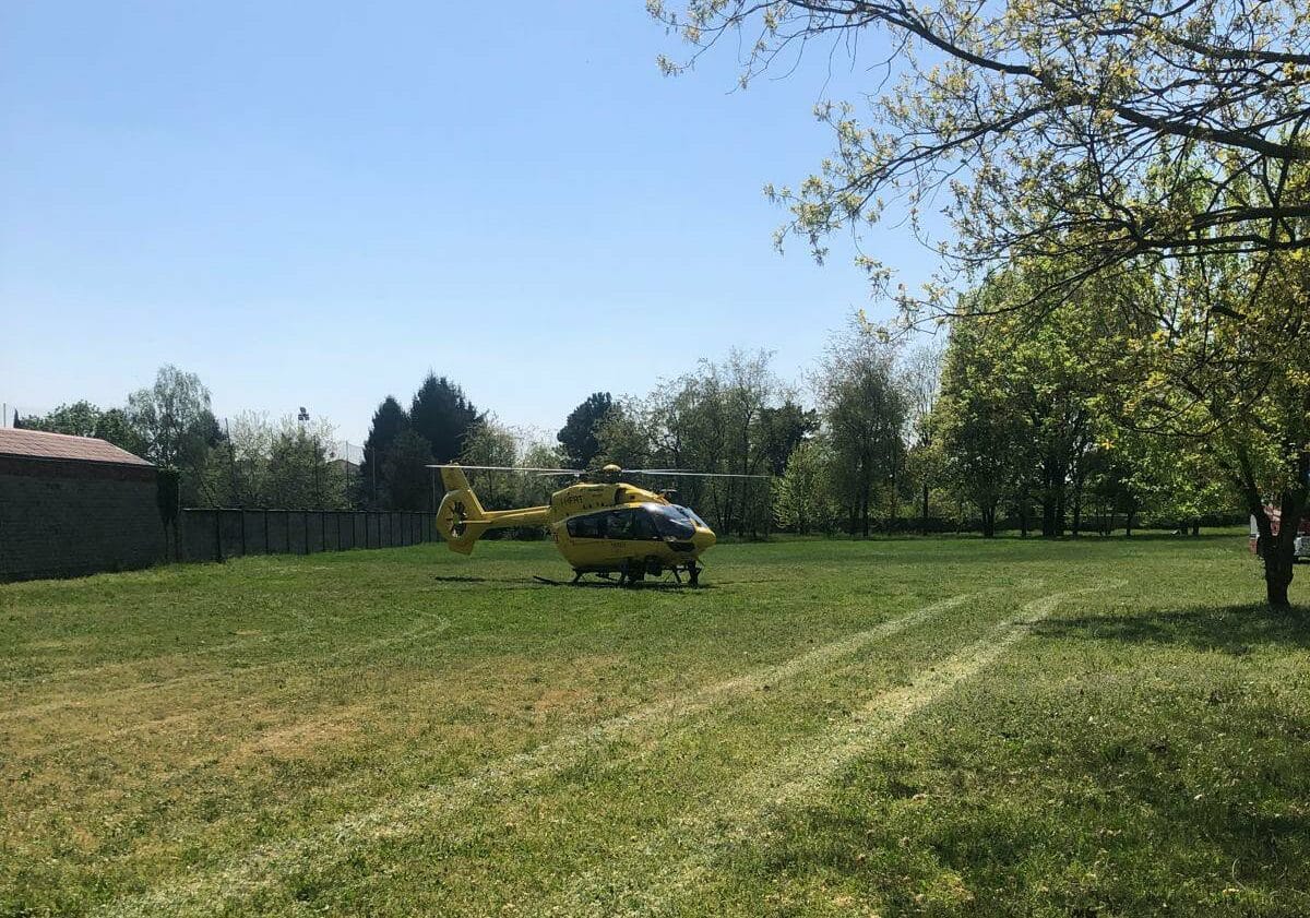 Magnago: donna si dà fuoco vicino alle scuole, salvata dai soccorritori ed elitrasportata al Niguarda