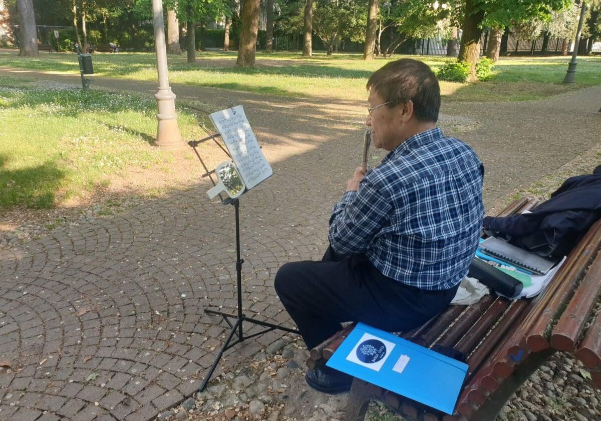 Dalla Cina a Magenta, il professor Li suona il flauto nella magia del parco di Casa Giacobbe