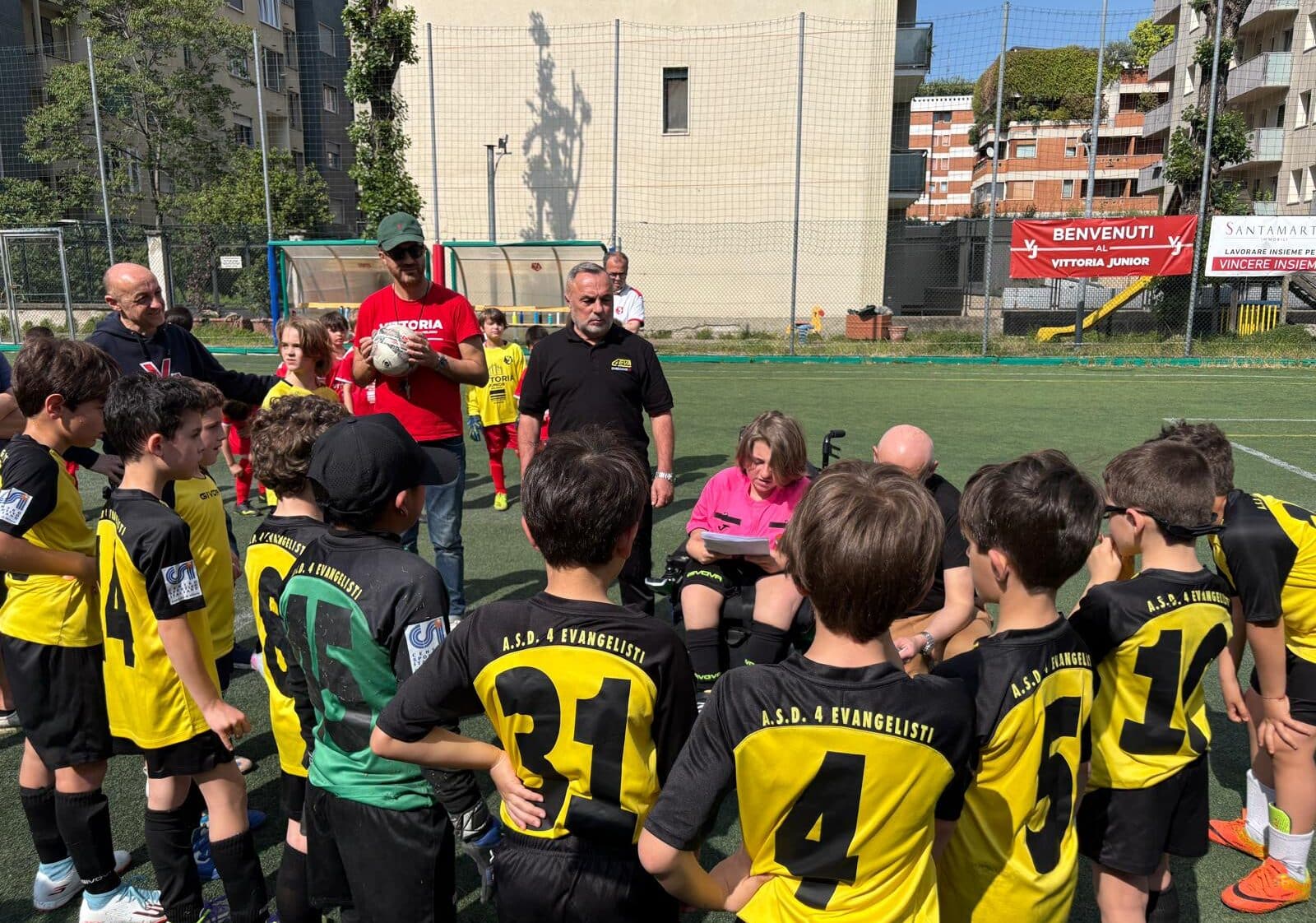 Milano, l’esordio di Michele come arbitro in carrozzina