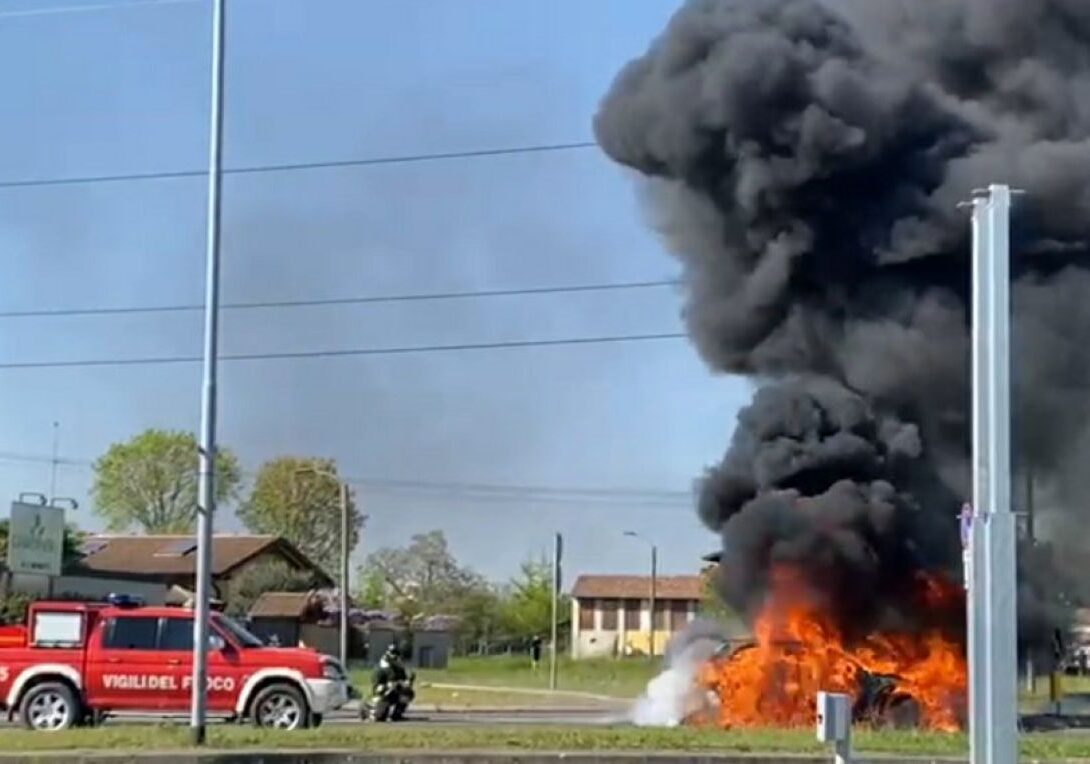 Corbetta: auto in fiamme alla rotonda nei pressi dell’Ondaverde