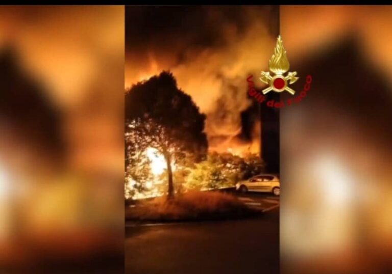 Settimo Milanese: vasto incendio, nella notte, in un autodemolitore
