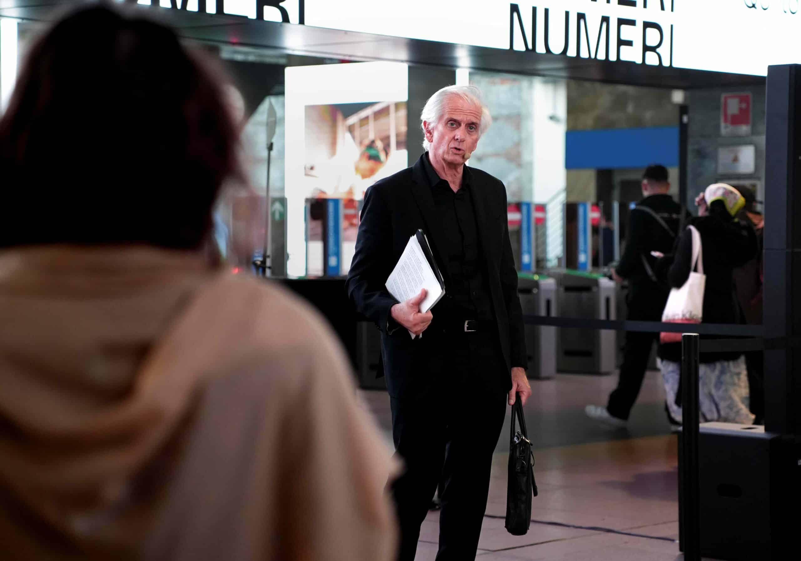 Milano Cadorna si è trasformata in palcoscenico con Massimiliano Finazzer Flory